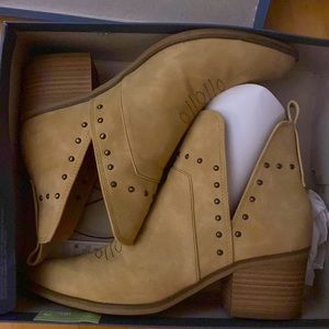 Tan colored size 8 cowboy boot